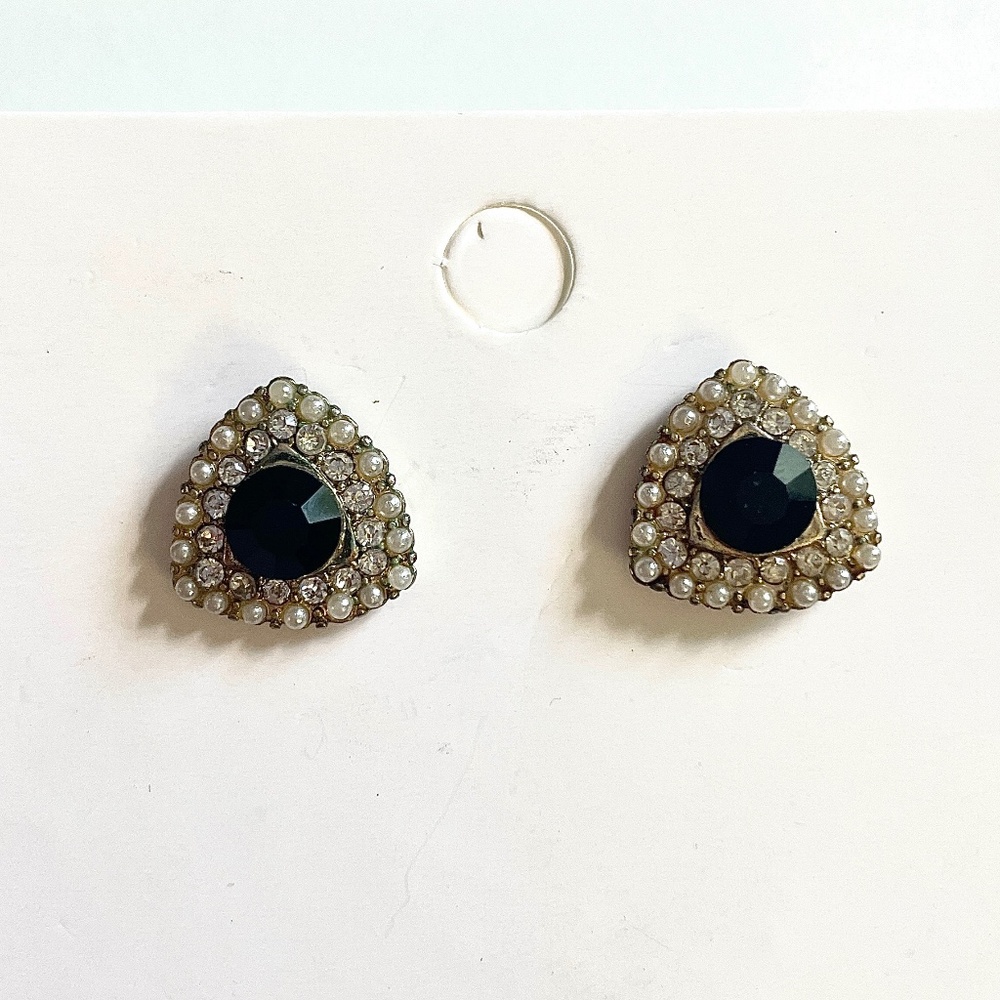✨4 for $15✨  Forever 21 black and gold triangle cubic zirconia earrings
